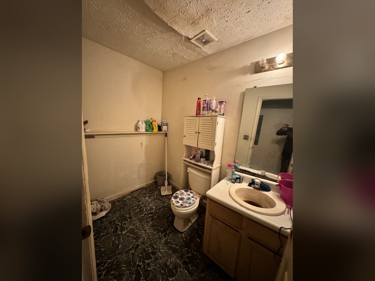 Second bathroom before renovation